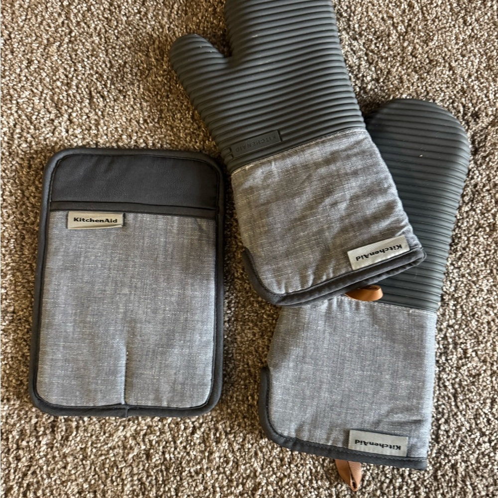 KitchenAid Gray Silicone-Trim Ribbed Oven Mitt and Pot Holder Set